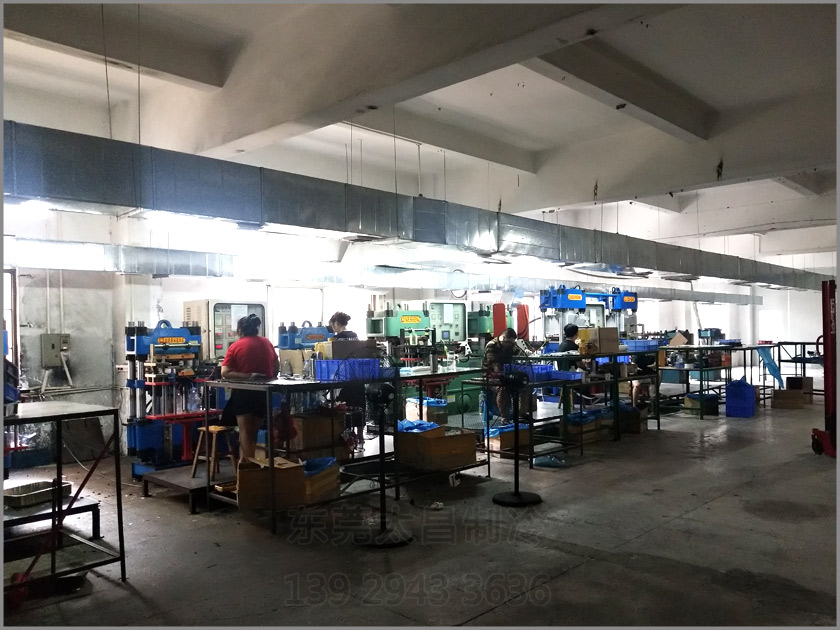 樟木頭吸盤廠車間降溫工程,環(huán)?？照{(diào),車間降溫,大型空調(diào),廠房降溫,潤東方環(huán)?？照{(diào)